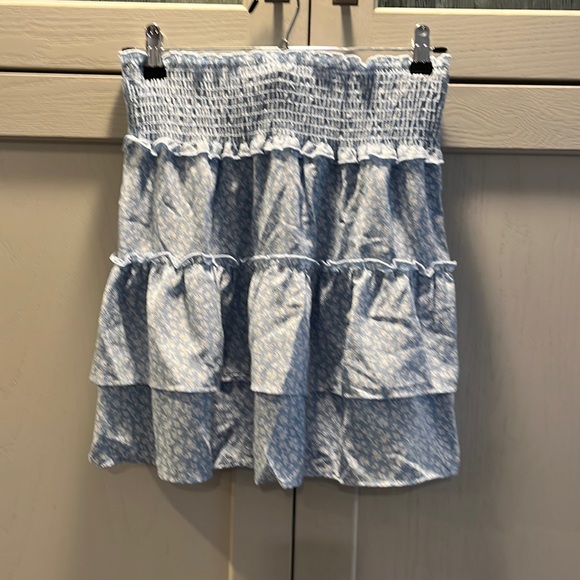 Cute mini tier skirt with pretty delicate pattern - Picture 1 of 3
